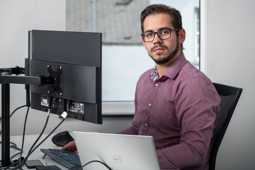 Mateus at desk